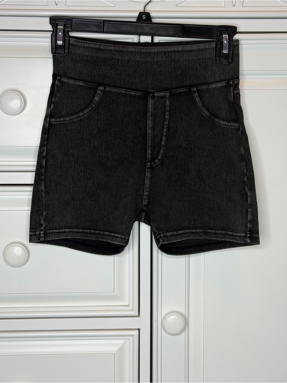 🚨 Black High-Waist Stretch Denim Shorts